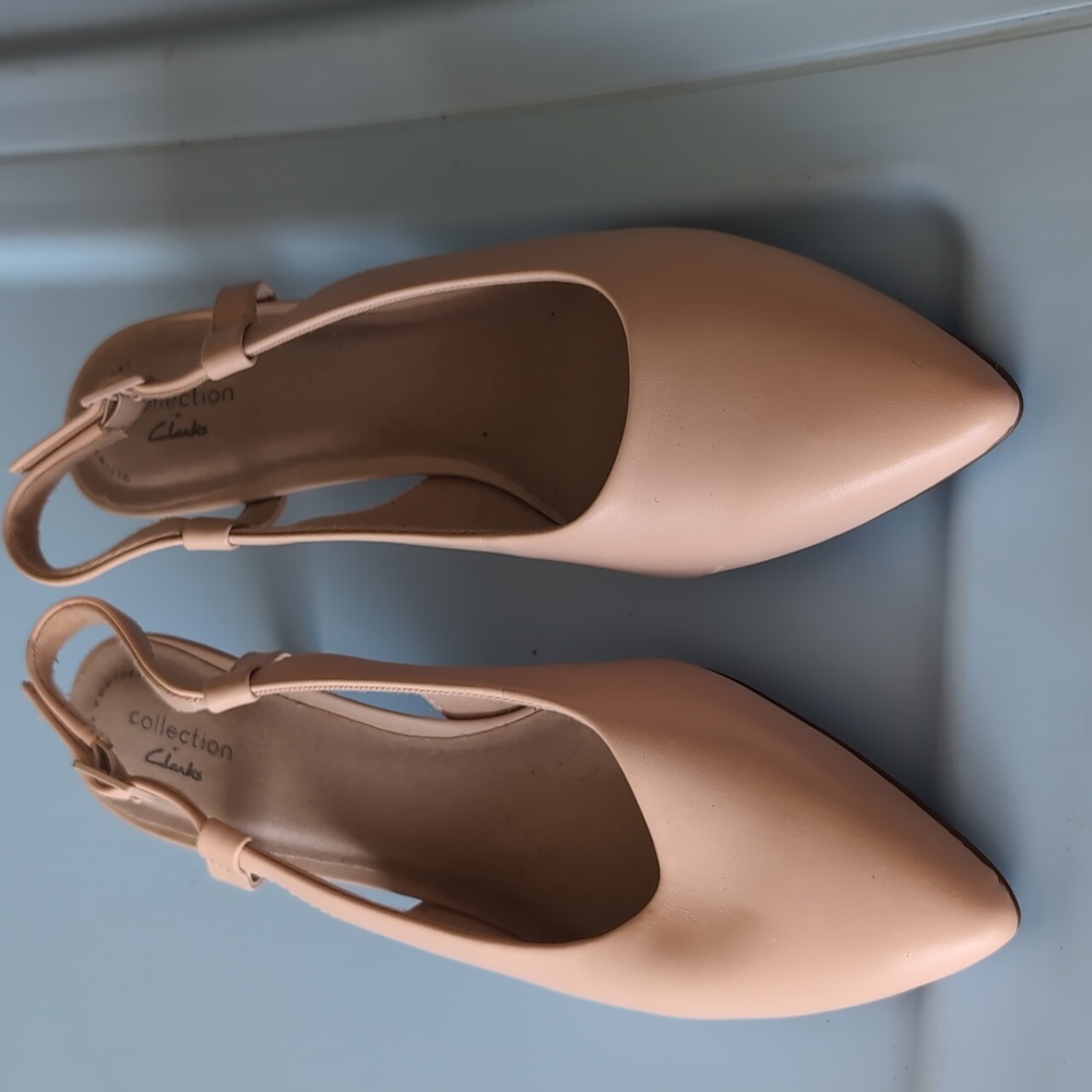 Clarks • Beige Cream Linvale Loop Leather Heels